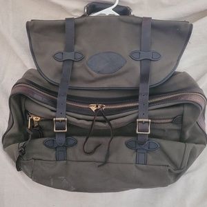 Filson Oil, tin cloth Pullman, med size duffel/garment bag. No stains or tears.